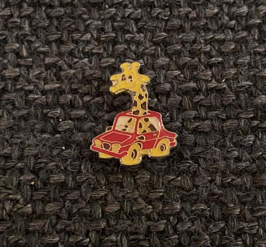 PIN - GIRAFFE - GIRAF - GIRAFE - AUTO - VOITURE - CAR, Envoi, Utilisé, Animal et Nature, Insigne ou Pin's