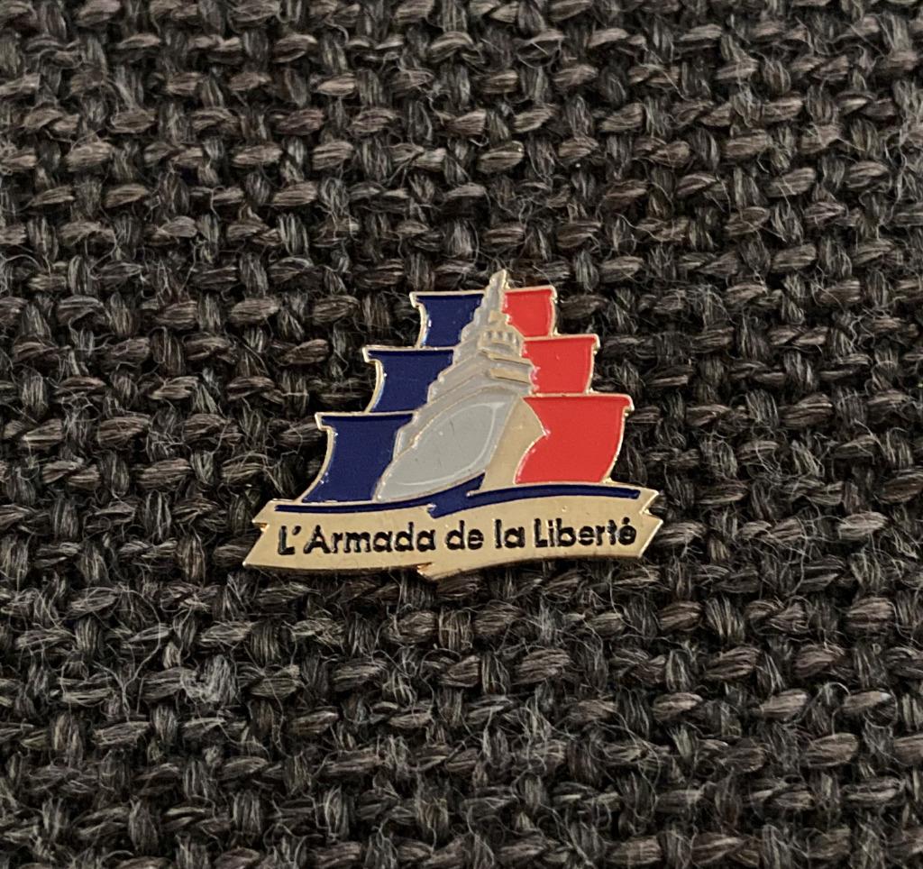 PIN - L'ARMADA DE LA LIBERTÉ - BOOT - BATEAU - BOAT, Verzamelen, Verzenden, Gebruikt, Overige onderwerpen, Speldje of Pin