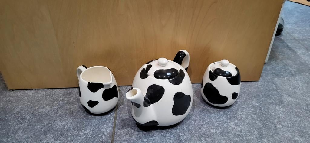 Koe theepot melk kan en suikerpot, Huis en Inrichting, Keuken | Servies, Ophalen of Verzenden, Zo goed als nieuw