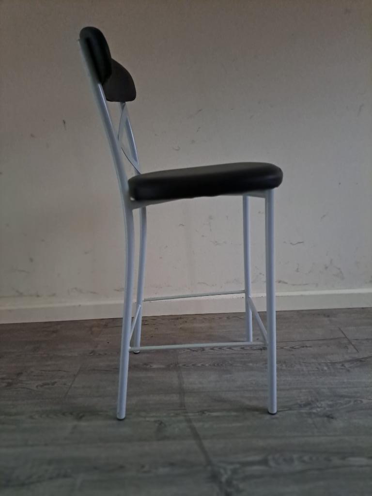 2 hoge barstoelen of keukenstoelen - bedekking in kunstleder, Huis en Inrichting, Stoelen, Ophalen, Twee, Zwart, Zo goed als nieuw