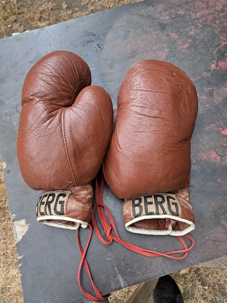 oude lederen boks handschoenen, Ophalen