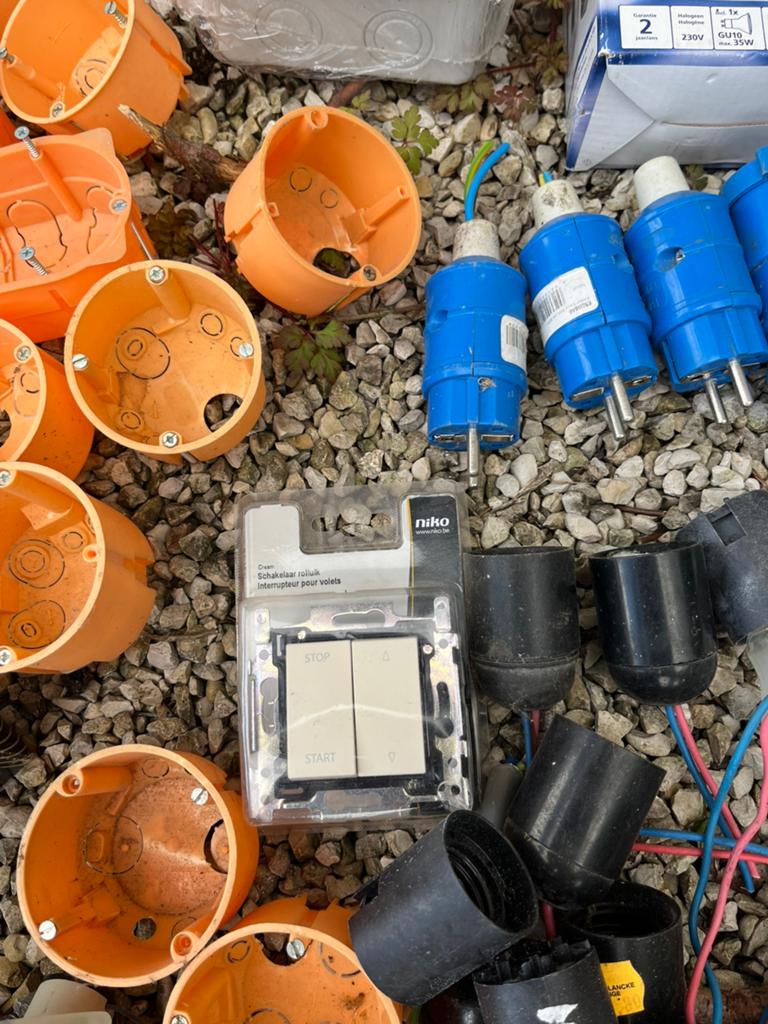 Lot elektriciteit, Ophalen of Verzenden, Zo goed als nieuw