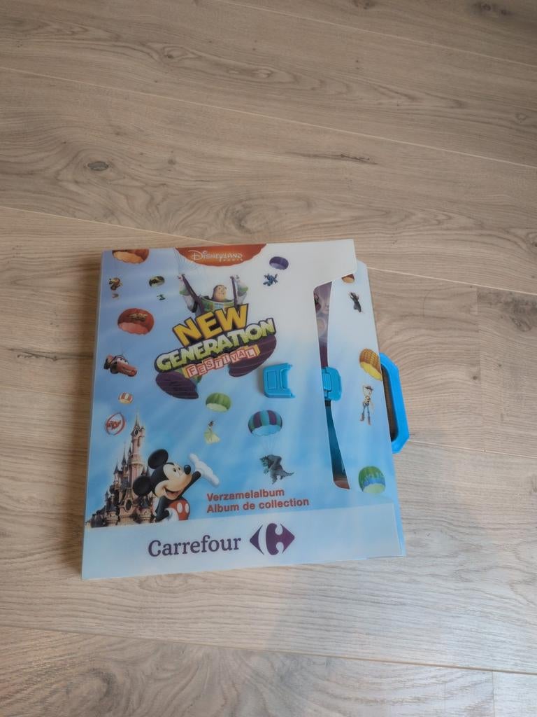 Disney Carrefour Pins Verzamelalbum - New Generation Festiva, Verzamelen, Ophalen of Verzenden, Zo goed als nieuw, Speldje of Pin