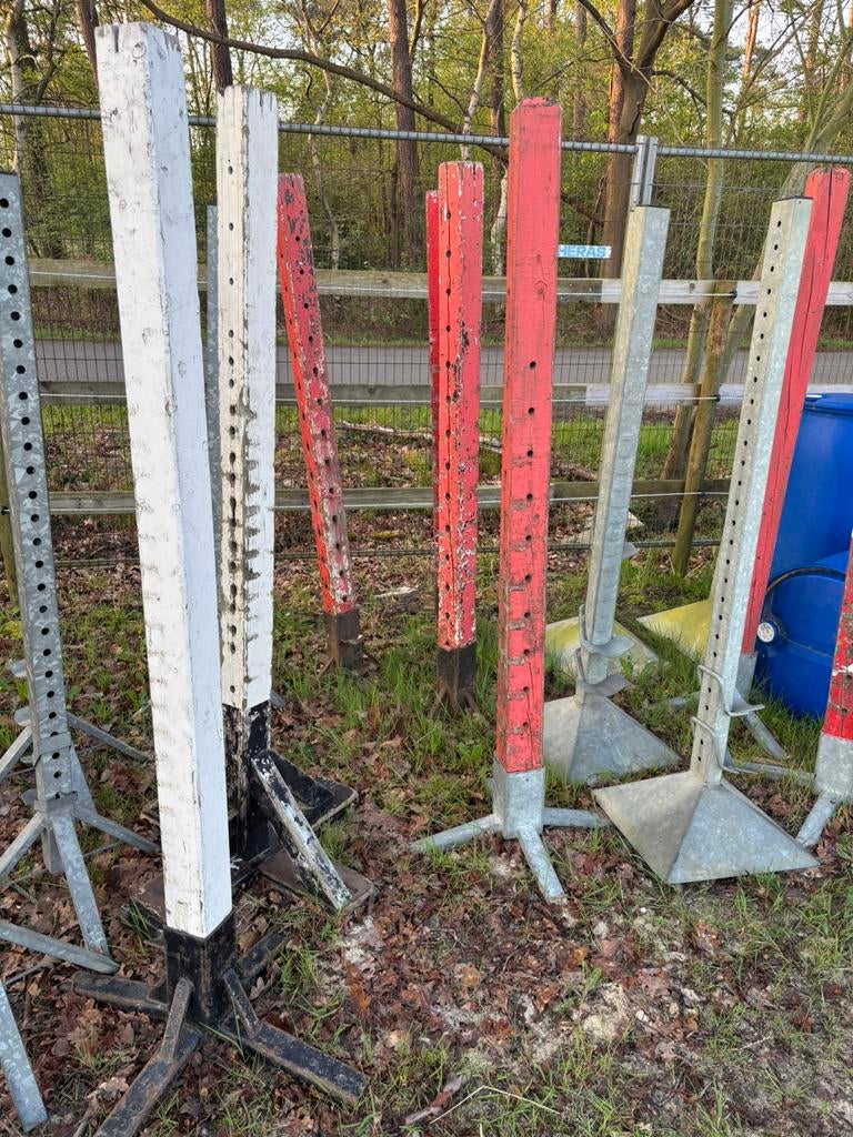 8 Springstaanders (hout), Enlèvement