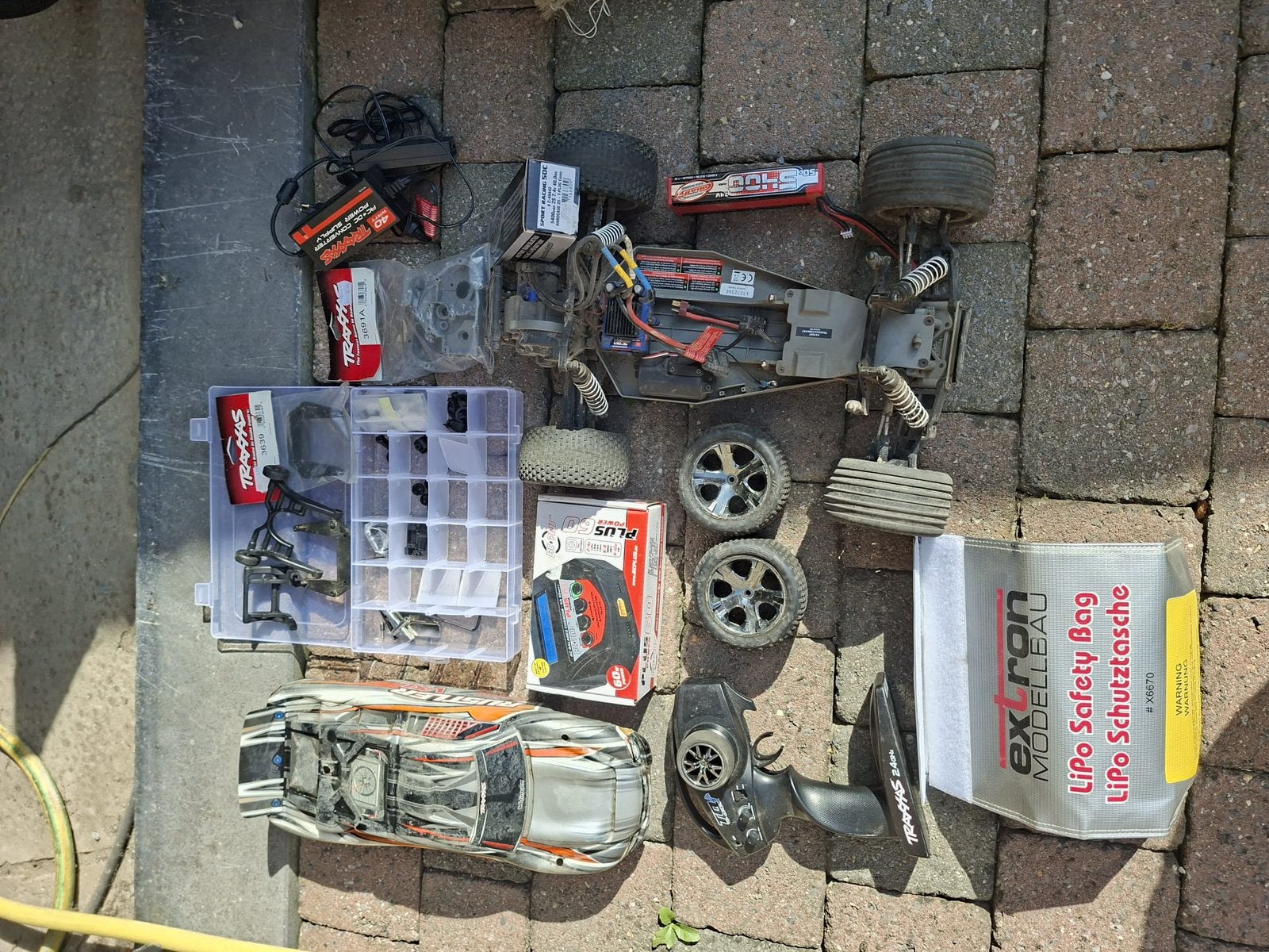 Traxxas RC auto + veel onderdelen, accu’s, lader en zender, Ophalen, Gebruikt