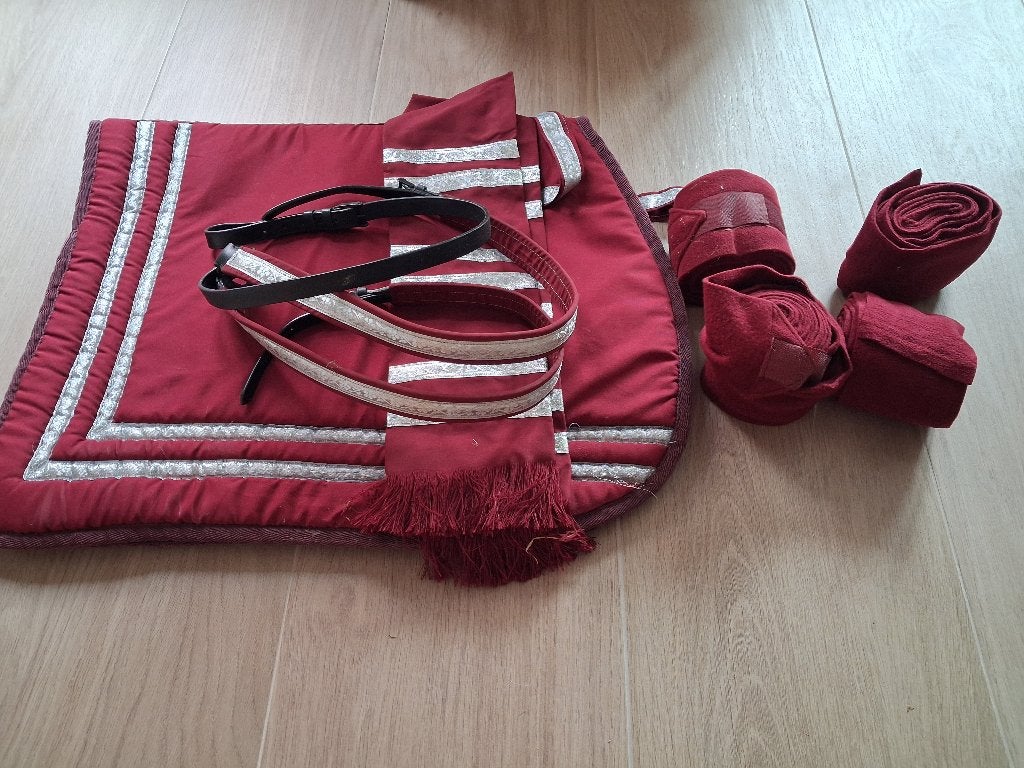 Zadeldoek en borstriem - bordeaux + zilver - Barokke stijl, Full (L), Enlèvement ou Envoi, Tapis de selle, Comme neuf