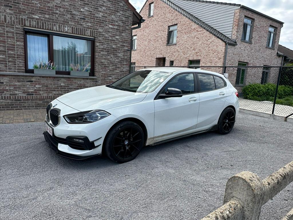 Bmw 116i f40 2021 65000km, Autos, BMW, Particulier, Série 1, Essence, Euro 5, 5 portes, Boîte manuelle, Blanc, Noir, Traction avant
