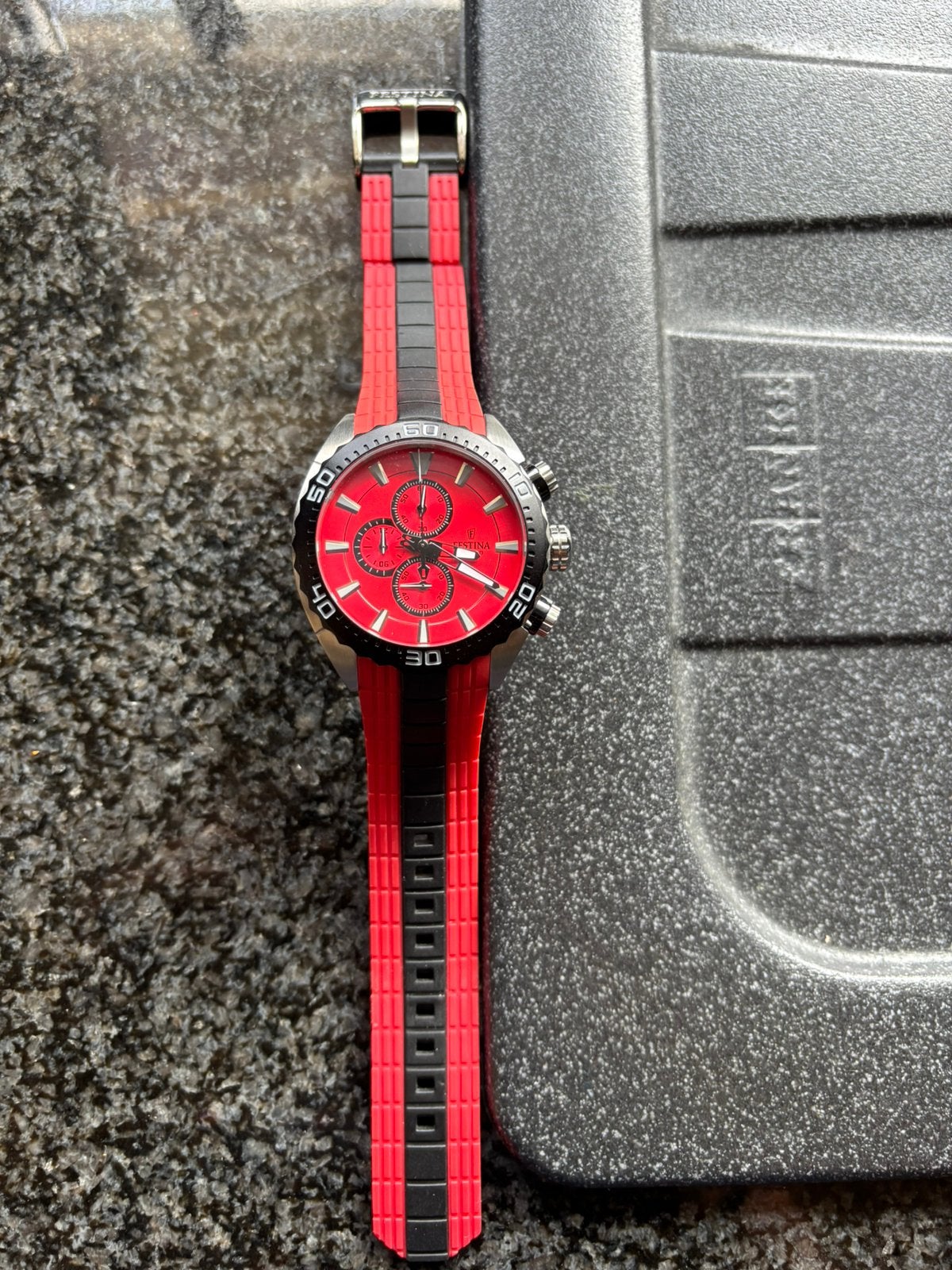 Festina, Enlèvement, Comme neuf