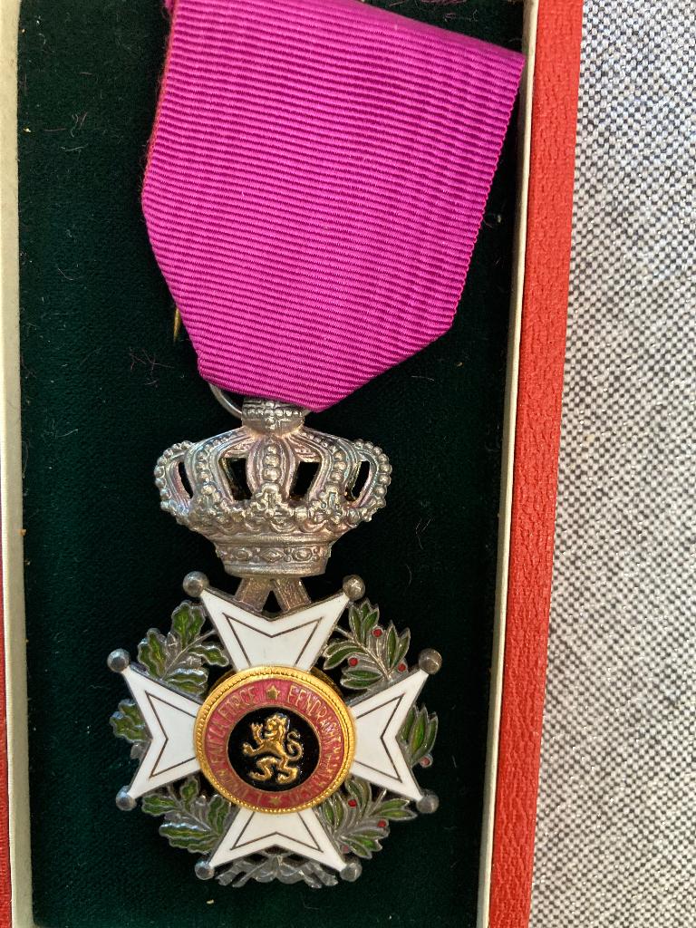 Originele en zeer oude eretekens, Ophalen