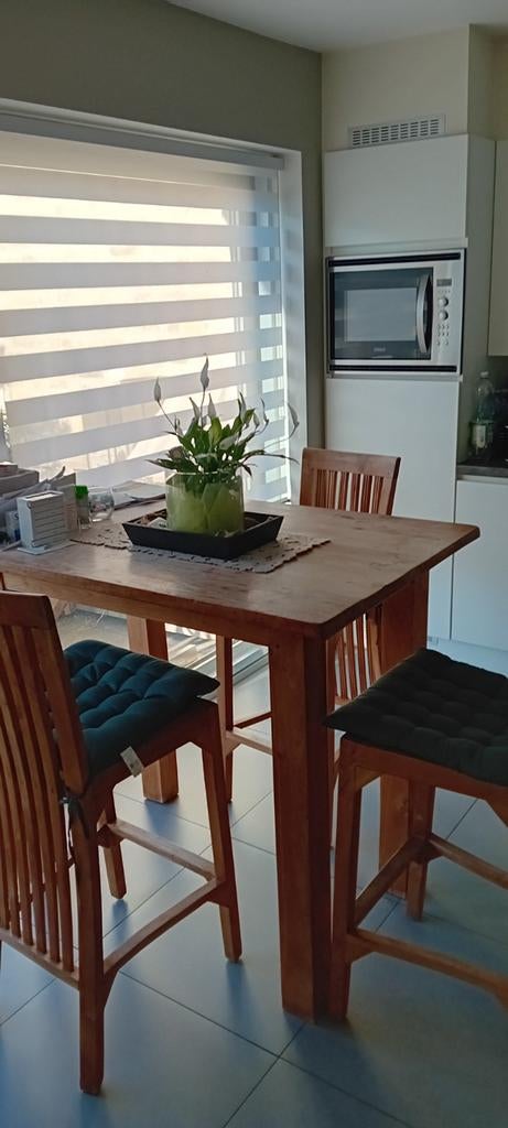 Hoge tafel met 3 stoelen, Ophalen