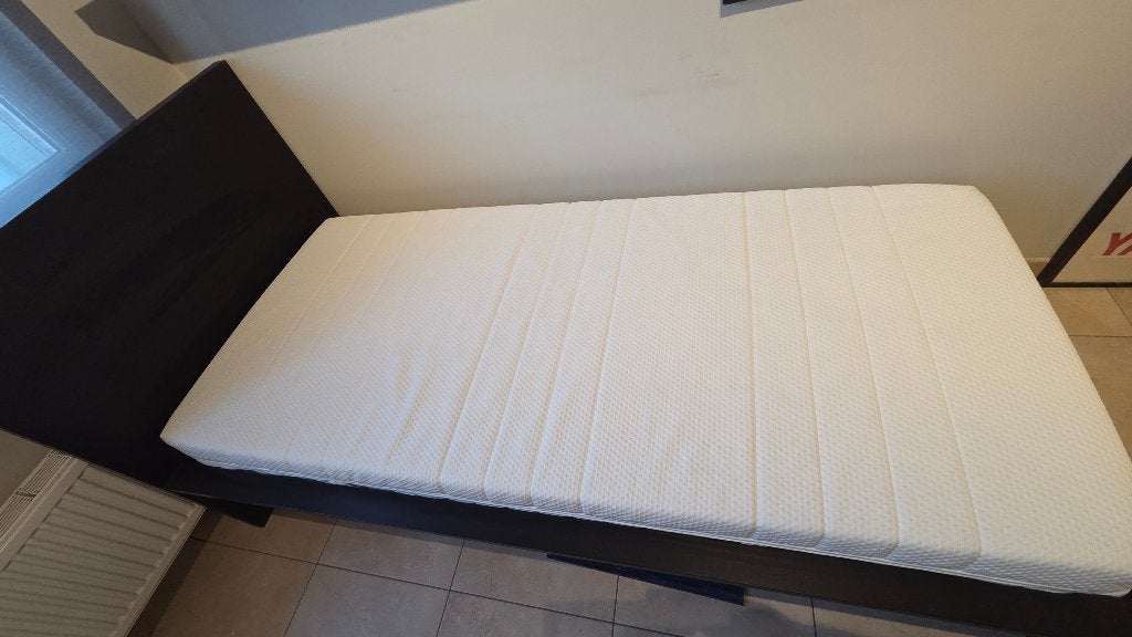 lit simple Malm Ikea 90x200, Maison & Meubles, Chambre à coucher | Lits, Comme neuf, Une personne, 90 cm, 200 cm, Bois, Noir, Enlèvement