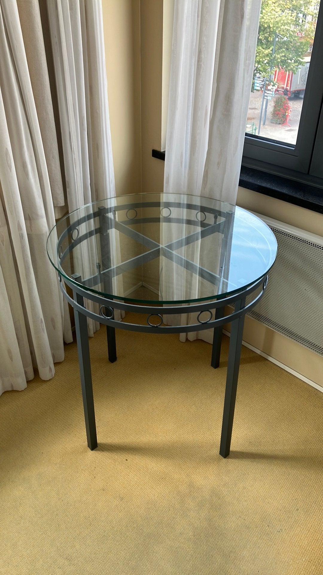 Metalen bijzettafeltje met blad in glas, Huis en Inrichting, Tafels | Bijzettafels, Ophalen, Zo goed als nieuw, Glas