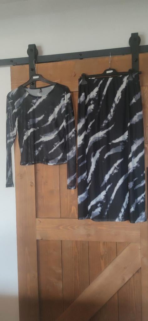 Setje Only rok en t shirt maat M, Kleding | Dames, Gelegenheidskleding, Cocktailjurk, Maat 38/40 (M), Ophalen