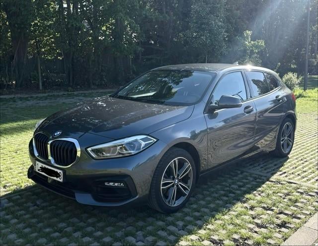 BMW 1 serie 118i Hatchback, Particulier, Multifunctioneel stuurwiel, Zilver of Grijs, Voorwielaandrijving