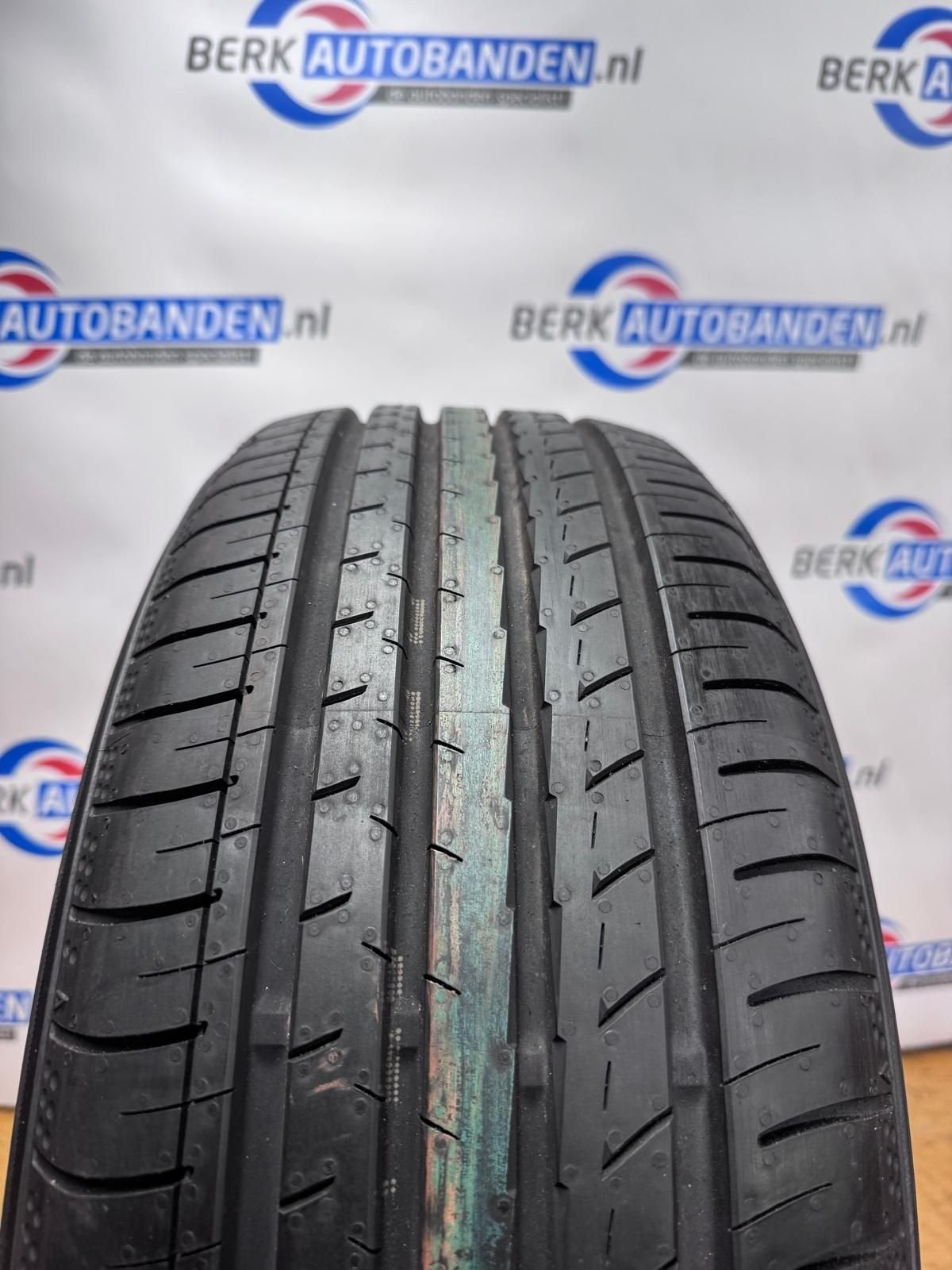 2x Yokohama BluEarth GT AE51 (DEMO) 205/45 R17 88W 205/45/17, Auto-onderdelen, Gebruikt, -, -, 17 inch