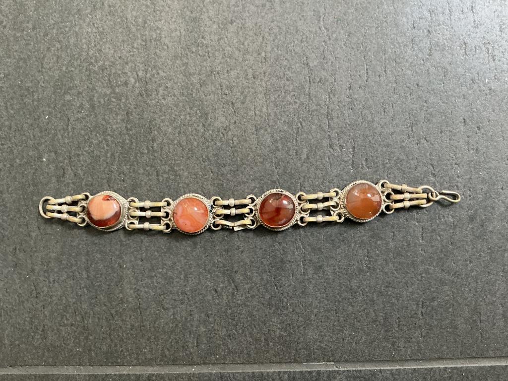 Vintage armband bezet met carneoolstenen., Ophalen of Verzenden, Gebruikt, Oranje, Staal