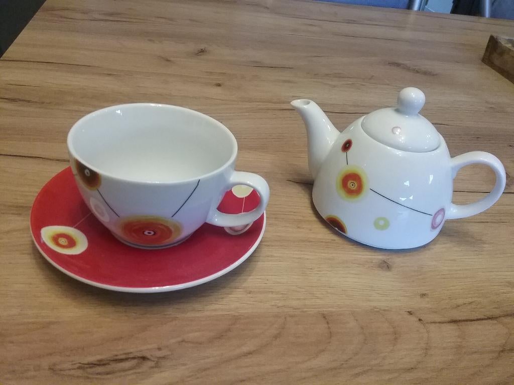 Tea-for-one - Theekan met kopje en schotel, Ophalen, Zo goed als nieuw, Porselein