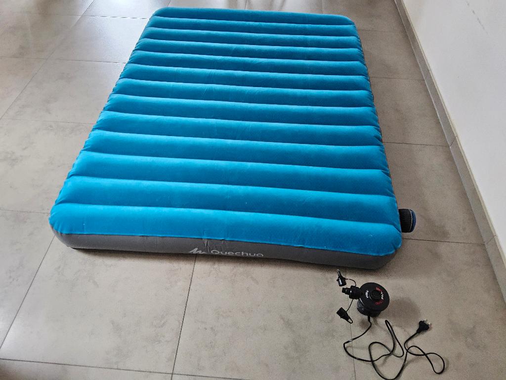 luchtbed met pomp, Caravanes & Camping, Matelas pneumatiques, Enlèvement, Comme neuf, 2 personnes