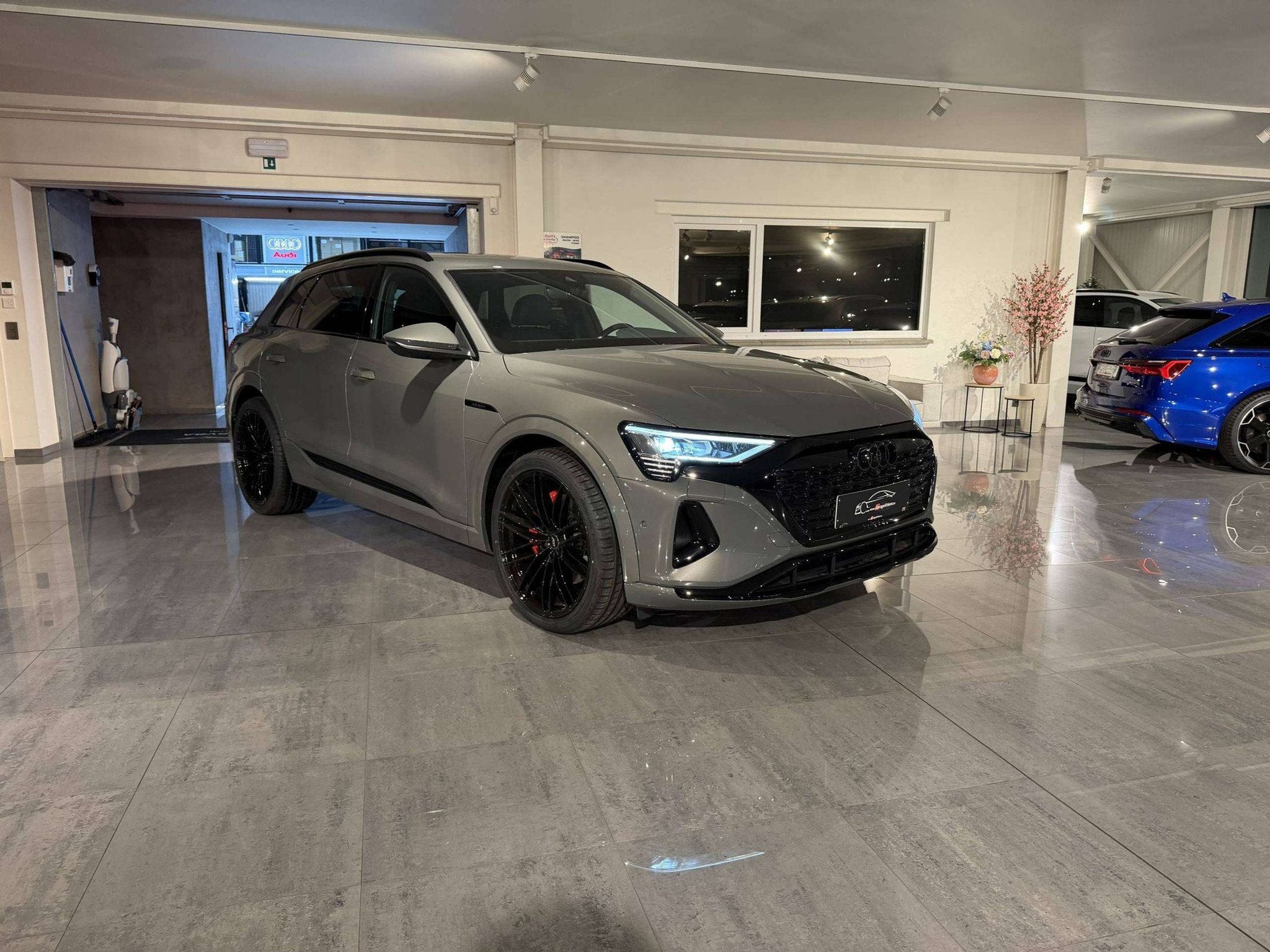 Audi Q8 e-tron SOLD BIJ GARAGE VRIENS YVES BV! (bj 2023), Auto's, Automaat, Zwart, 340 pk, 2585 kg