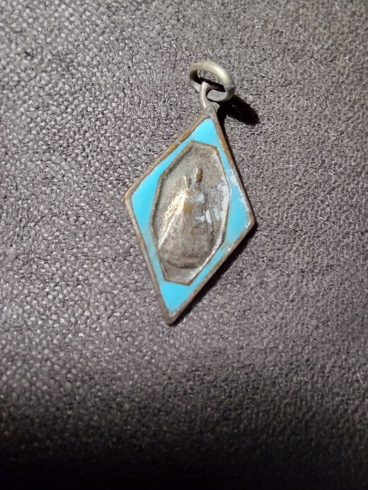 pendentif médaille religieuse, Enlèvement ou Envoi