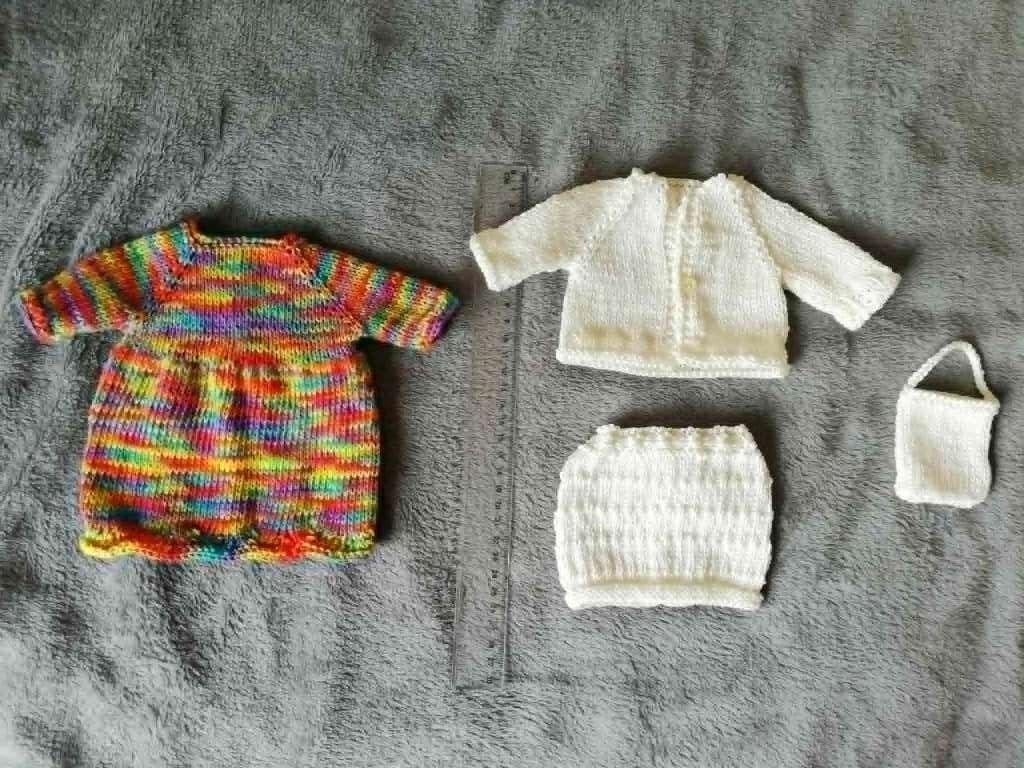 Robe de poupée aux couleurs vives et sertie en blanc, coton, Enlèvement ou Envoi, Neuf, Tricot, Aiguille