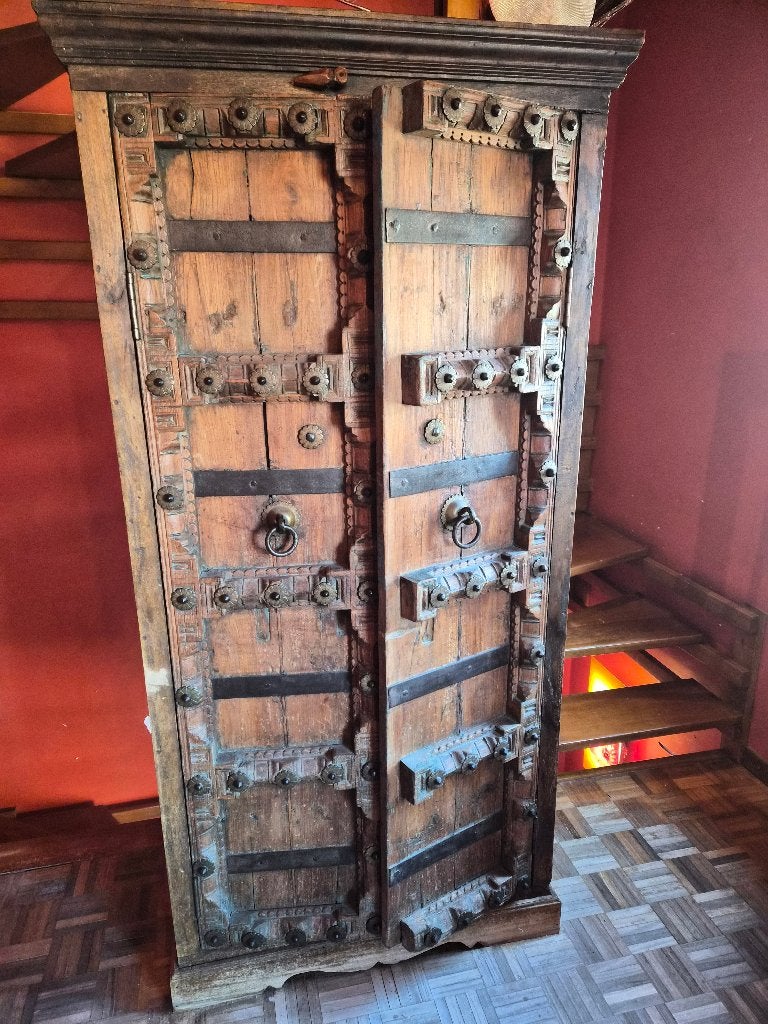 Grote Indiase kledingkast, Ophalen