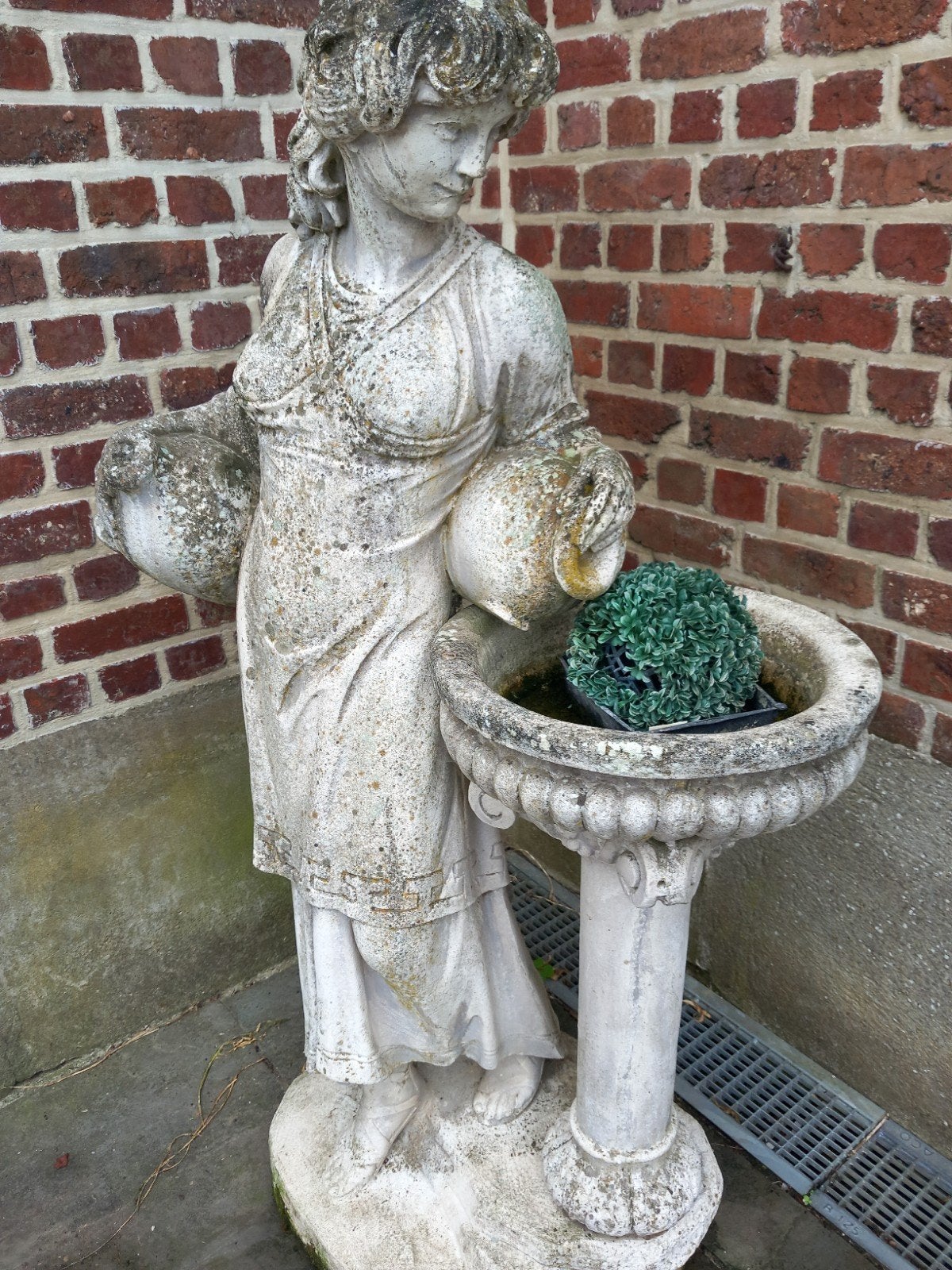 Tuinbeeld waterdraagster, Ophalen