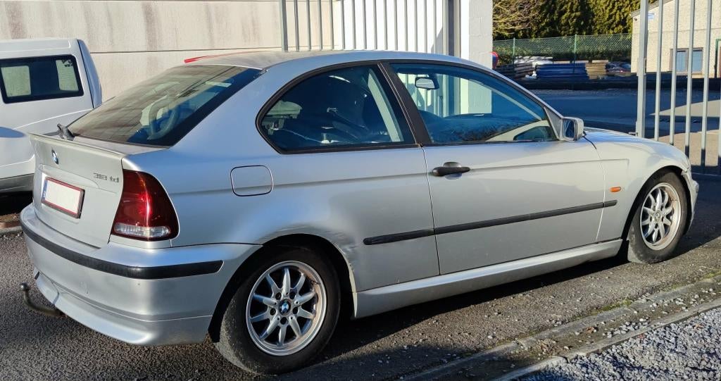 BMW E46 Compact 318td 250.000km, Auto's, Zwart, Particulier, Overige carrosserie, Zilver of Grijs