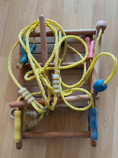VINTAGE gekleurd schommelstoeltje kleuter, Kinderen en Baby's, Kinderstoelen, Ophalen, Zo goed als nieuw, Hangstoel