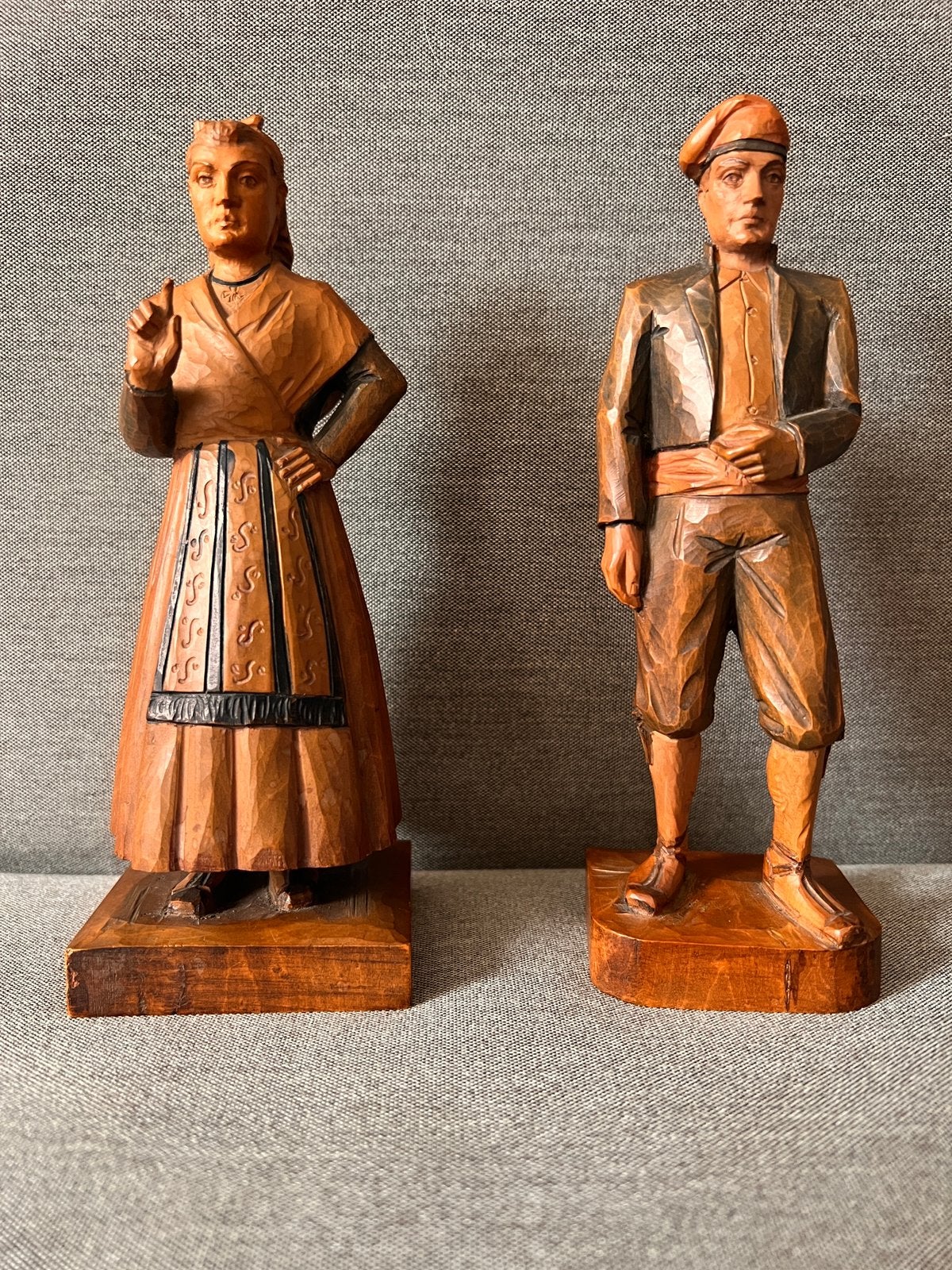 Ouro Artesanía — Spaans koppel met de hand gebeeldhouwd, Antiek en Kunst, Minder dan 20 cm, Ophalen of Verzenden, Handgemaakt