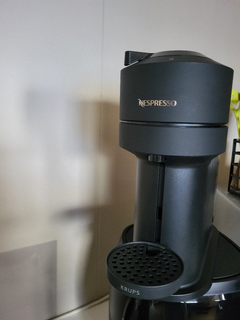 Krups vertuo matt black Nespresso, Ophalen, Zo goed als nieuw, Koffiepads en cups