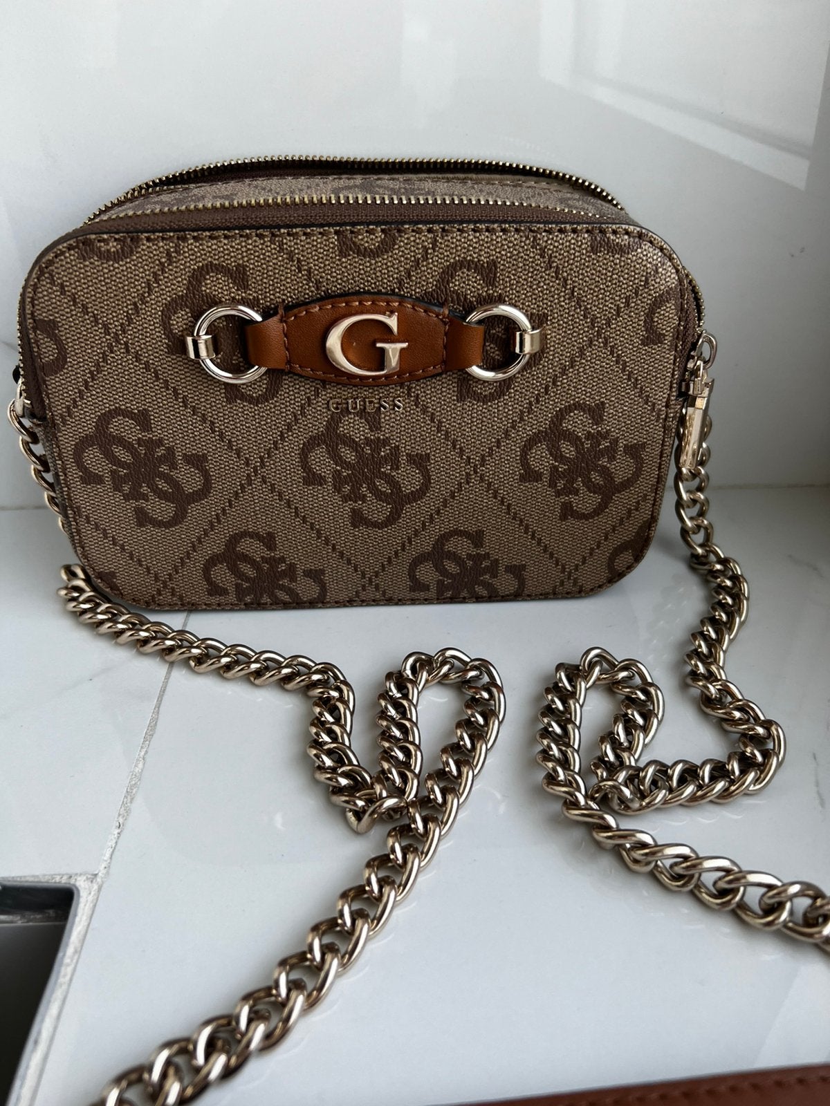 Te koop damestas Guess zo goed als nieuw, Handtassen en Accessoires, Tassen | Damestassen, Ophalen of Verzenden, Zo goed als nieuw