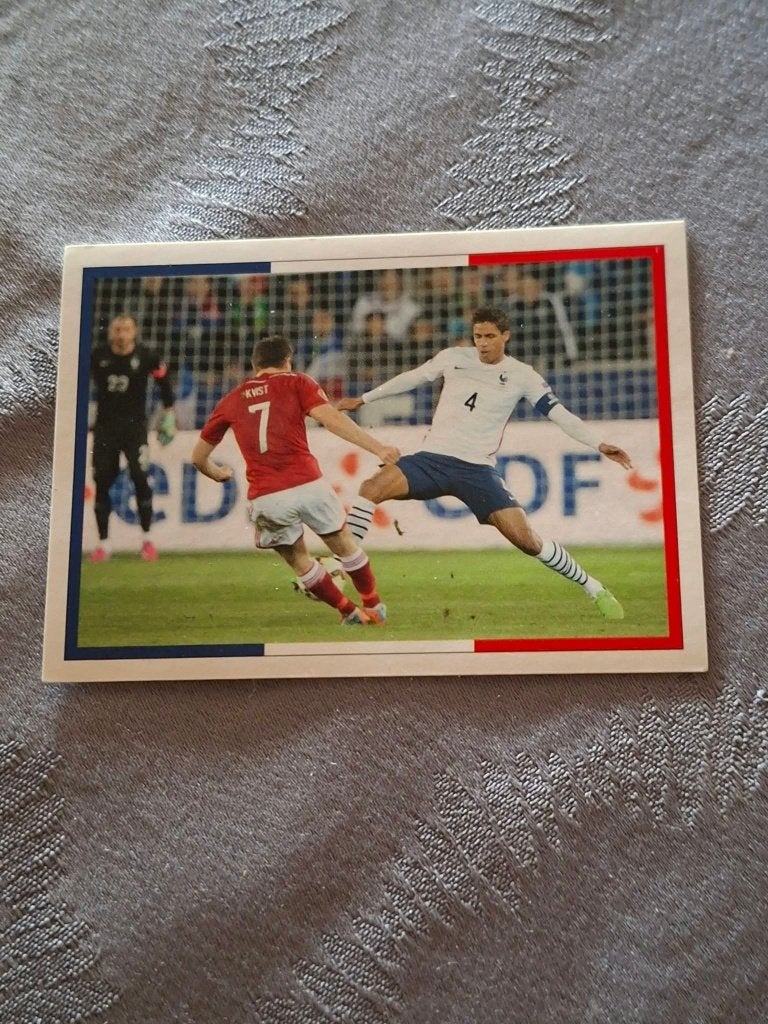 Panini/Sticker : Frankrijk-Denemarken/Raphaël Varane, Verzamelen, Ophalen of Verzenden, Nieuw, Poster, Plaatje of Sticker