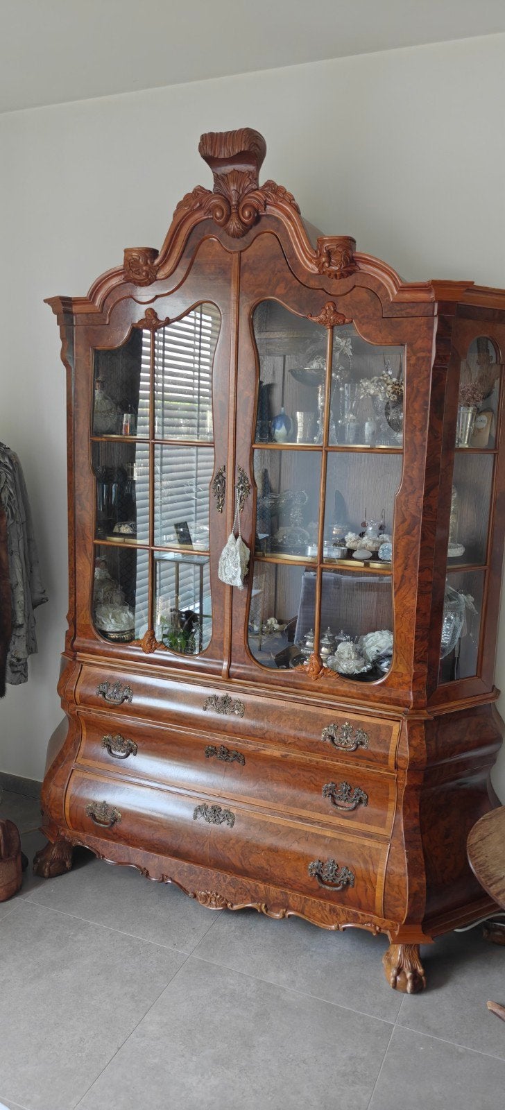 wortel noten inleg cabinet, Ophalen