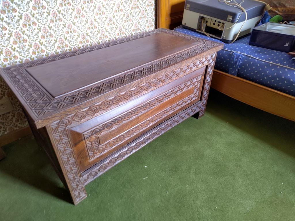 Massieve houten kist met geometrisch houtsnijwerk, Huis en Inrichting, Slaapkamer | Complete slaapkamers, Ophalen