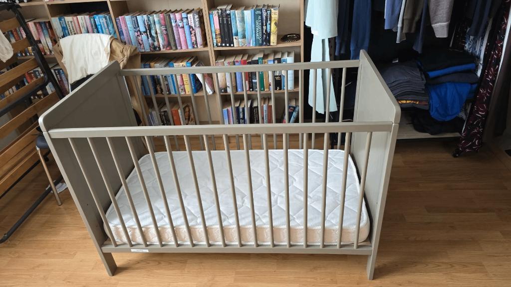 Babybedje, Kinderen en Baby's, Babywiegjes en Ledikanten, Ophalen, Zo goed als nieuw, Ledikant