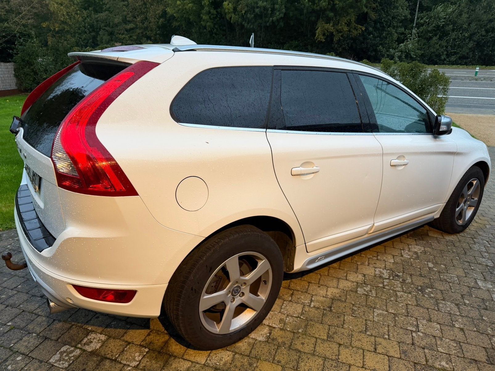 Volvo XC60 automaat R-design, Auto's, Zwart, 4 cilinders, 1984 cc, Wit
