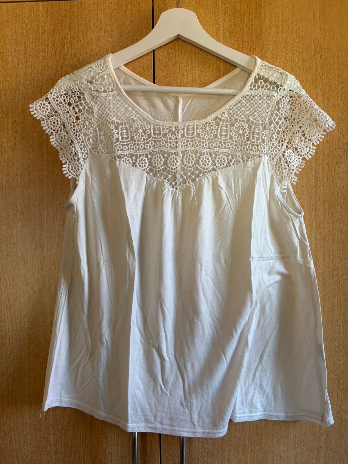 Witte t-shirt met kantendetails maat M/L, Maat 38/40 (M), Wit, Ophalen of Verzenden, Korte mouw