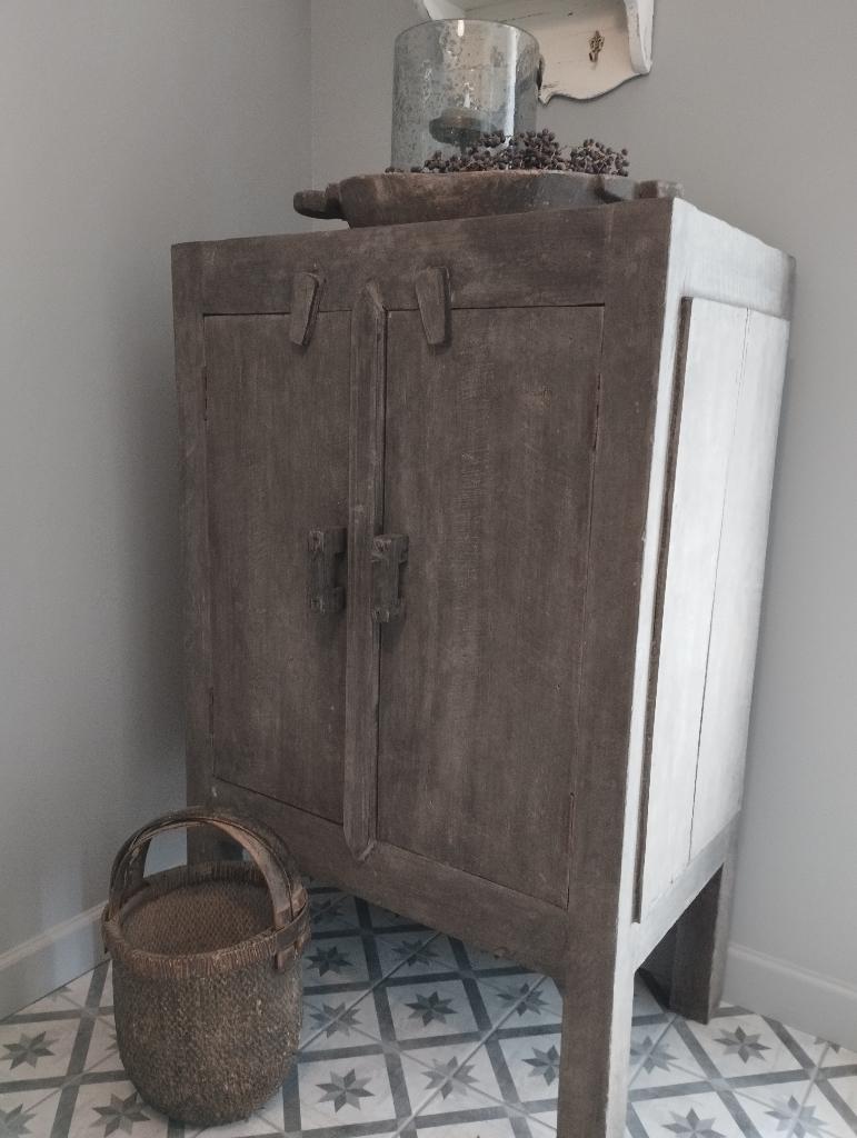 Stoere sobere landelijke kast Aura Peeperkorn, Huis en Inrichting, Ophalen, Met deur(en)