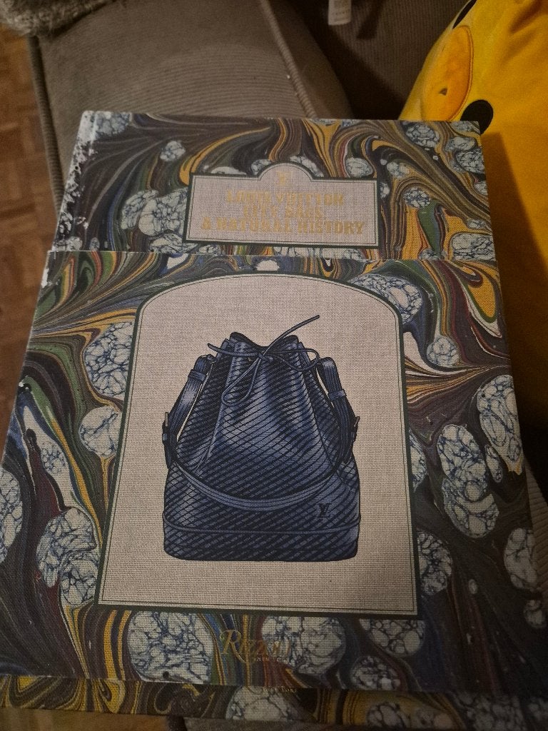 Boek louis vuitton, Ophalen of Verzenden, Zo goed als nieuw