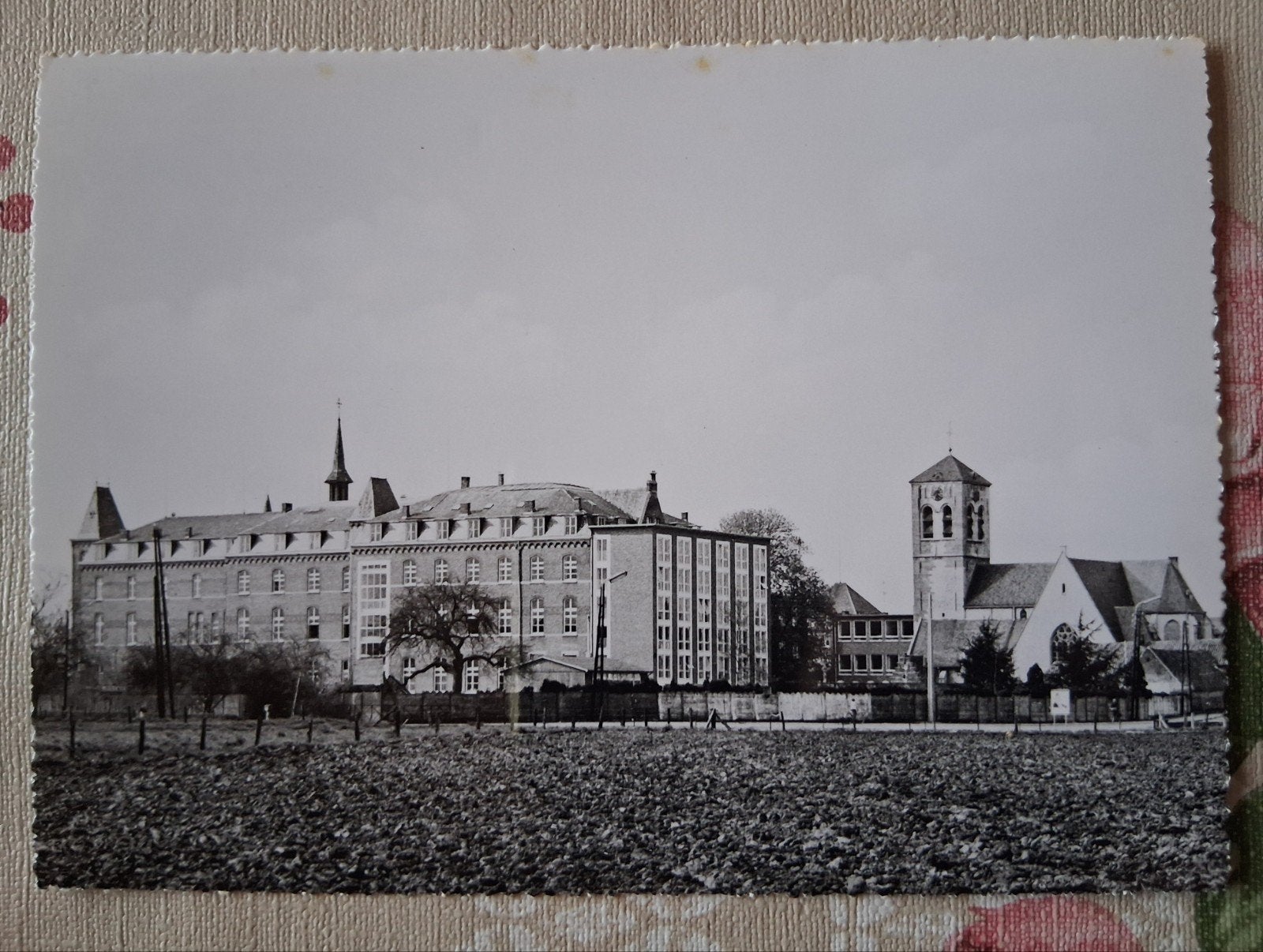 vintage Postkaart zicht Pensionaat, St. Jacobuskerk Borsbeek, Ophalen of Verzenden