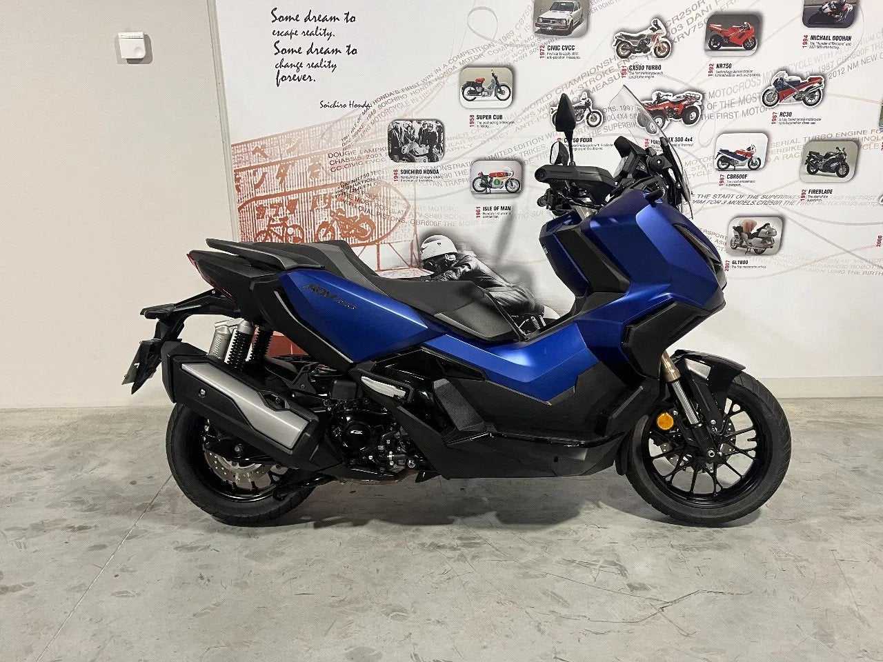 Honda ADV350 SUV scooter in nieuwstaat (BTW moto) (bj 2024), Motoren, Motoren | Honda, Scooter, Bedrijf, 350 cc, 12 t/m 35 kW