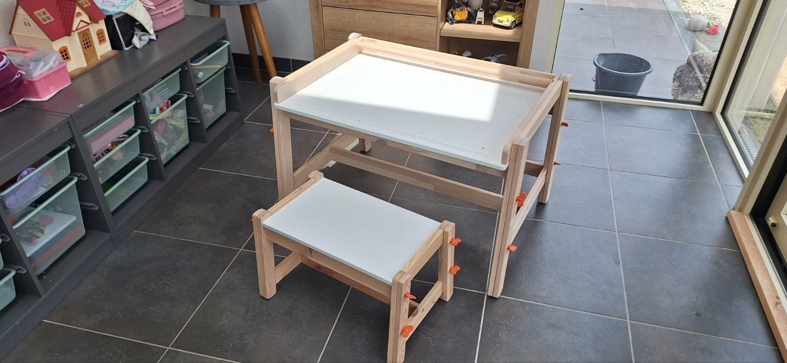 Tekentafel/ Knutseltafel met bankje voor kinderen, Ophalen