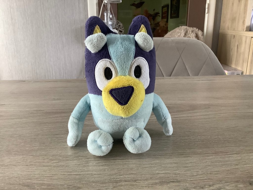 Bluey  pluche character (20 cm), Kinderen en Baby's, Overige merken, Overige karakters, Overige typen, Blauw