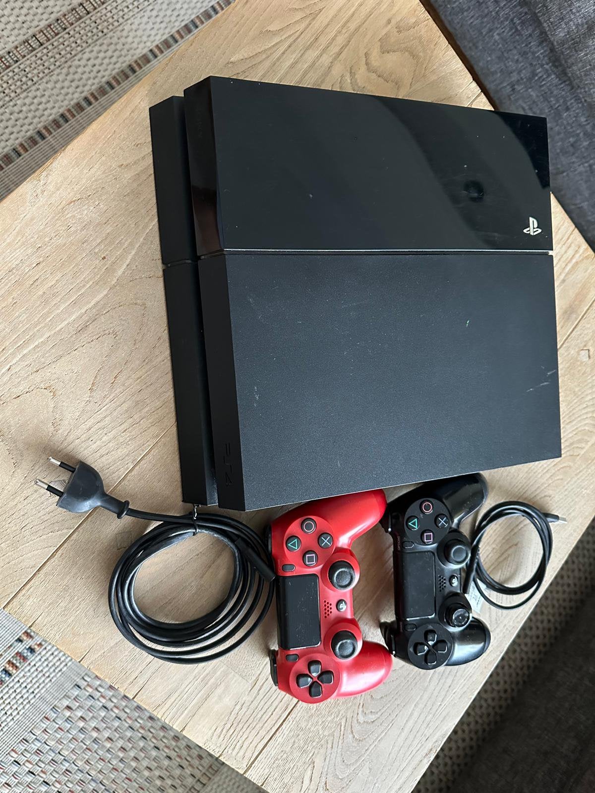 PlayStation 4 (PS4) met 2 controllers,twee speel en kabels, Games en Spelcomputers, Ophalen, Zo goed als nieuw