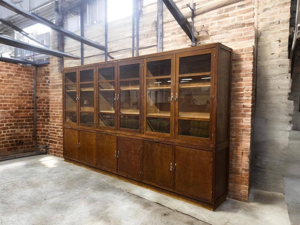 Vintage XL hoge industriële vitrinekast / labokast / kast, Antiek en Kunst, Ophalen