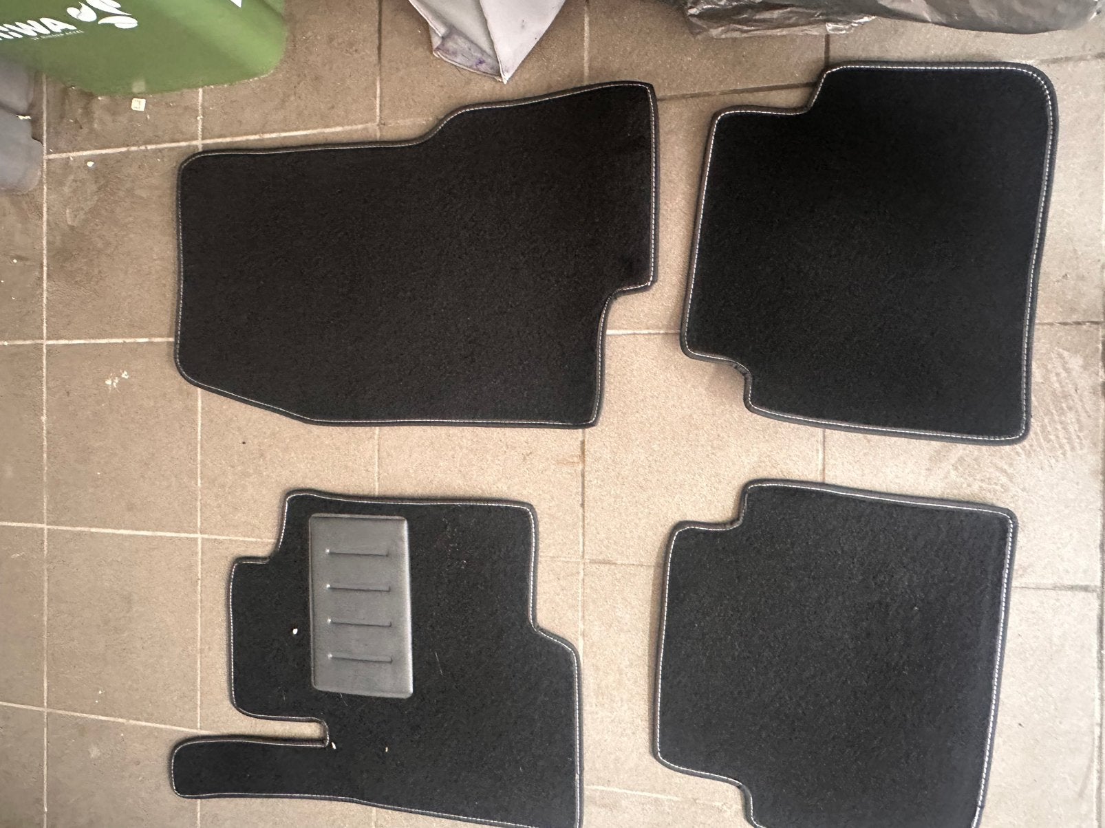 Tapis de voiture noirs 4 pièces avec plaque à découper, Enlèvement ou Envoi, Neuf