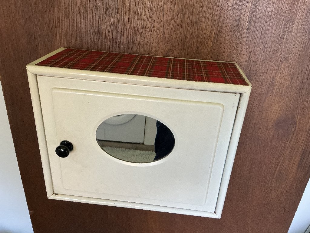 Vintage metalen medicijnkastje, Ophalen