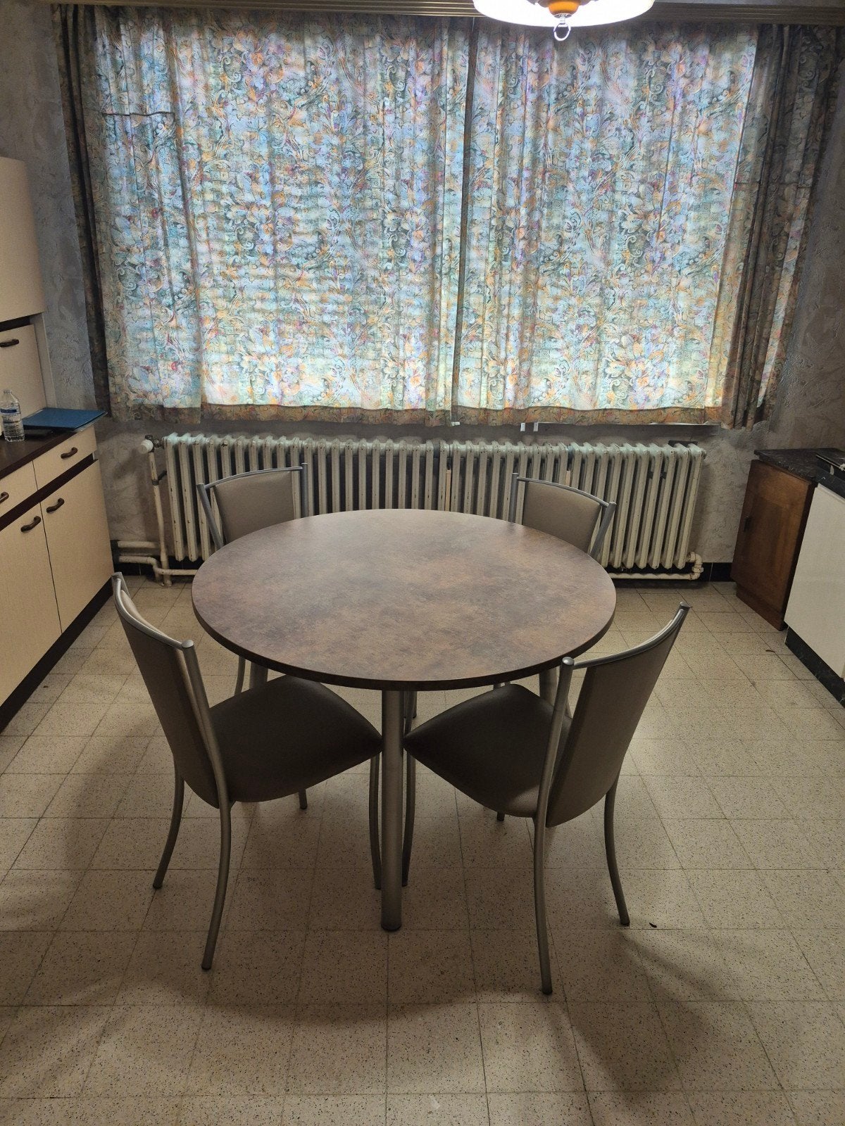 Ronde tafel met 4 stoelen., Ophalen