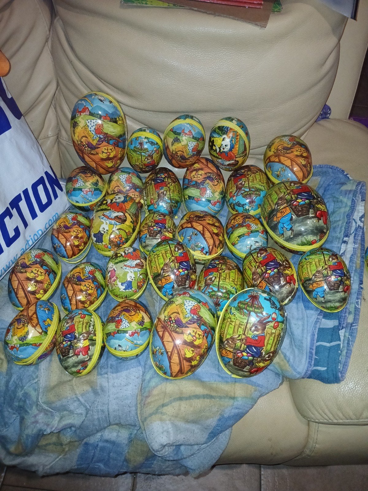 Lot d'environ 30 œufs de Pâques vintage en papier mâché, Enlèvement ou Envoi, Autres types